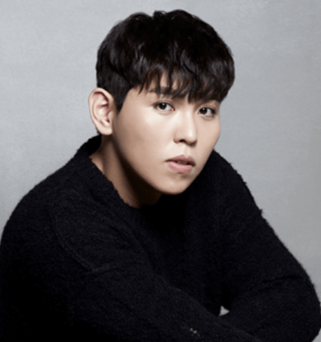 한동근이-검은색-스웨터를-입고-찍은-프로필-사진