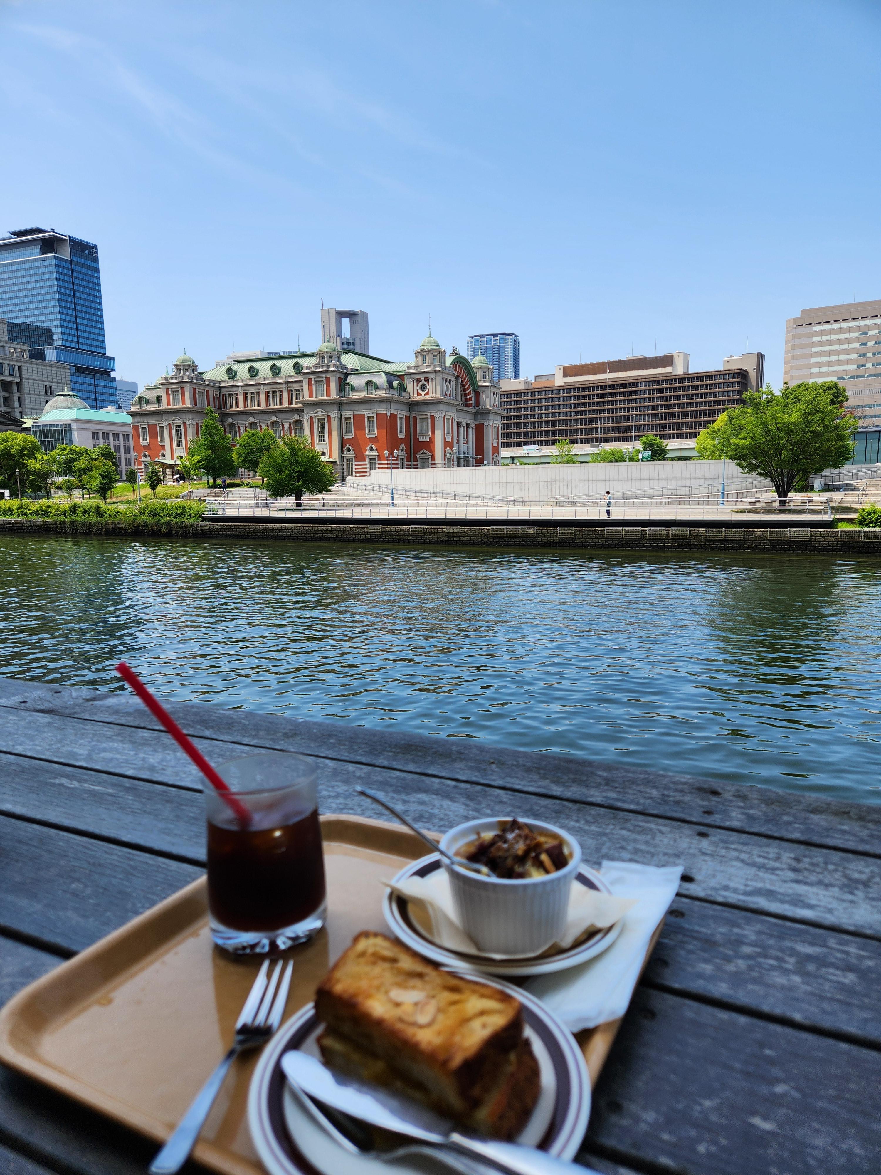 카페 마운트 테라스석에서 바라본 강변 뷰, 커피와 브레드 푸딩, 데니시가 놓인 테이블