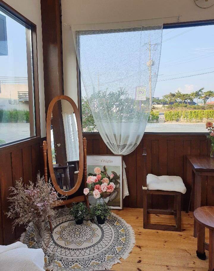 카페서온-프렌치감성이-느껴지는-인테리어-거울과-통창이-보인다
