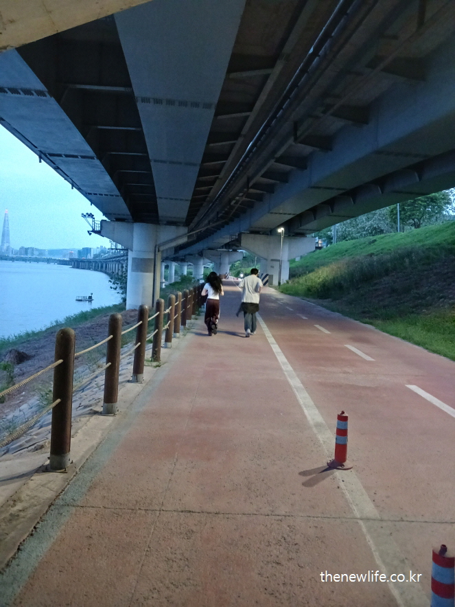 Focused jogging session emphasizing leg strength and lower body endurance- 하체 근력과 지구력을 기르는 데 집중한 조깅 모습