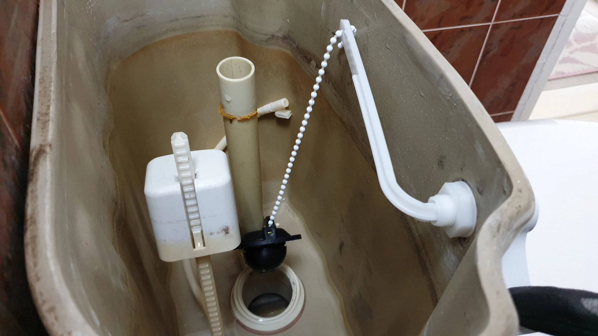 변기 물탱크 물마개 손잡이 교체 완료 모습