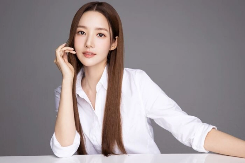 긴 갈색 생머리에 흰 셔츠를 입은 박민영