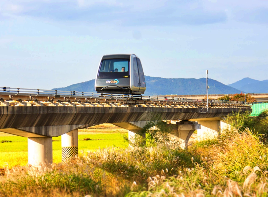 갈대 위의 선로를 따라서 운행하고 있는 스카이큐브