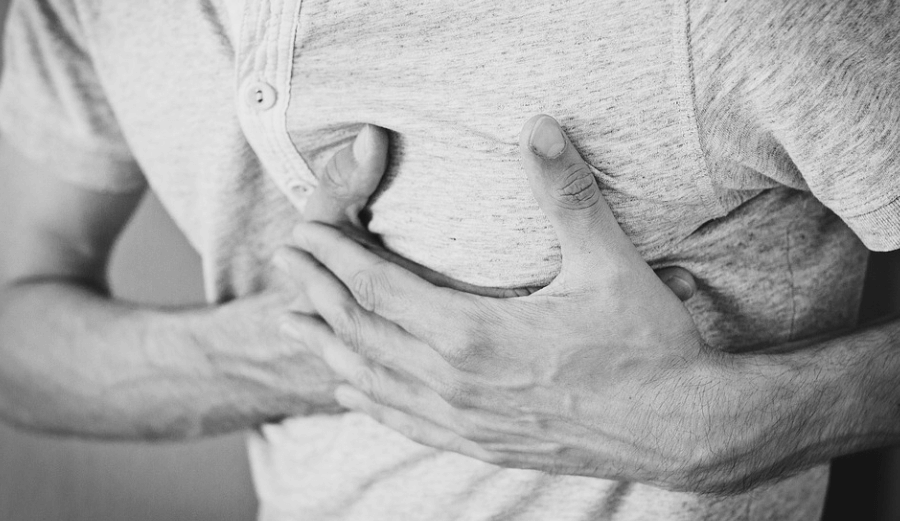 혈압이 높을 때 증상으로 가슴 통증으로 가슴에 손을 얻고 있다