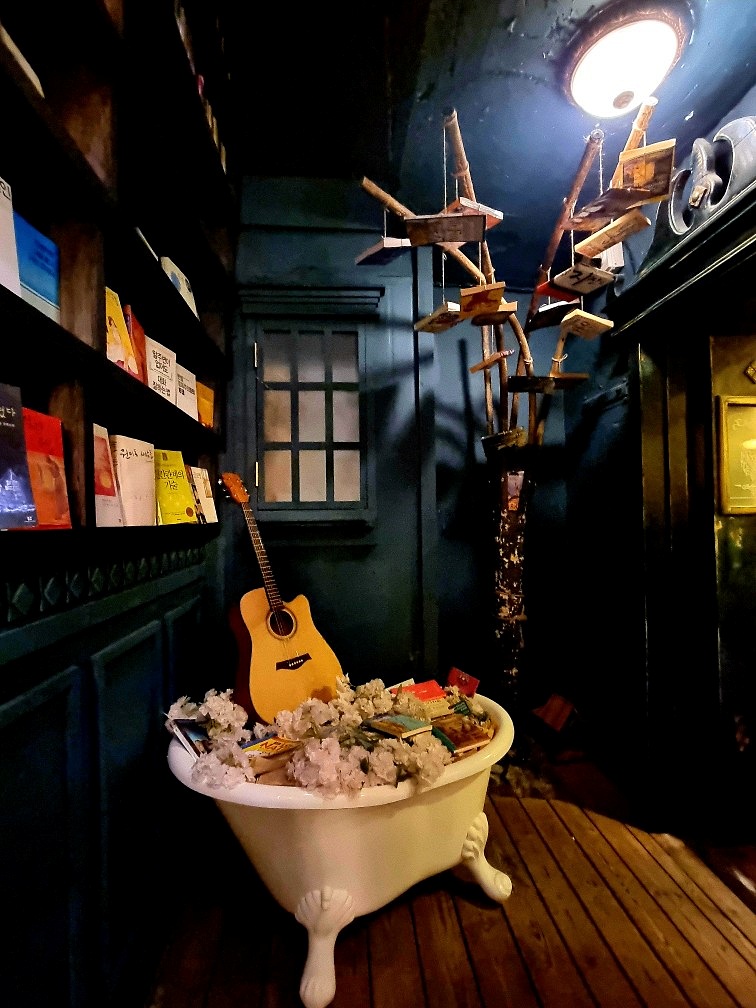 서울 북카페 맨홀커피 웨스턴 책방 &ndash; 영등포에서 즐기는 미국 서부 크리스마스 감성