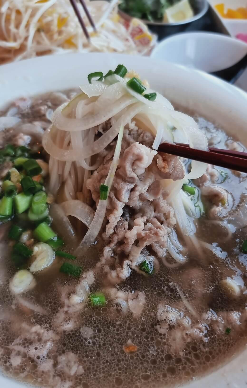 포박 쌀국수 먹기전 젓가락으로 들어올림