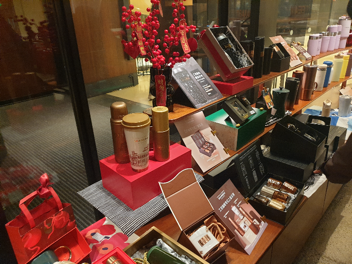 다양한 굿즈들이 길게 늘어서 있다.