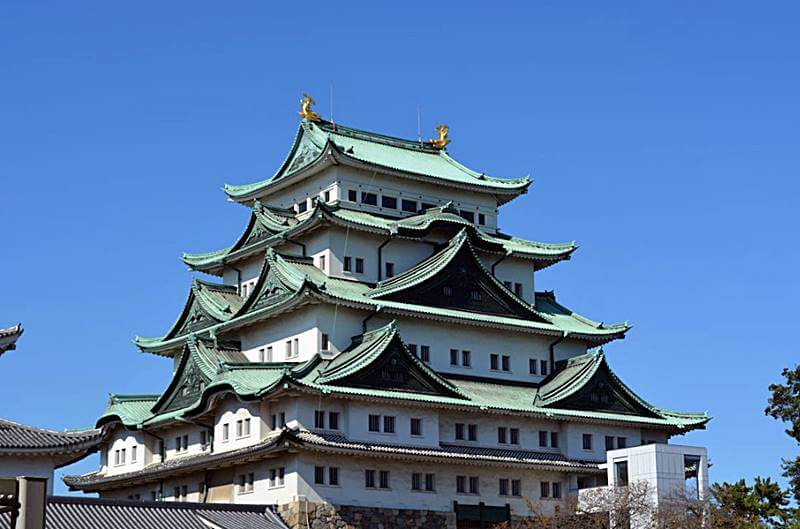 푸른-하늘과-오사카성의-모습