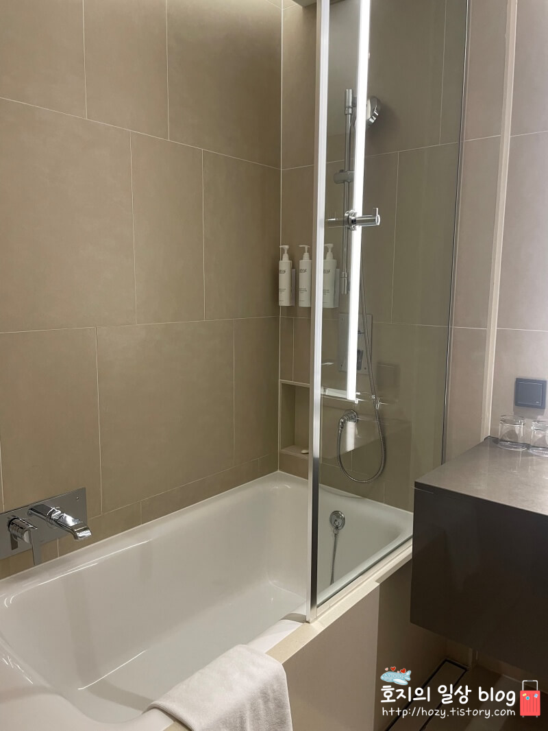 코트야드 메리어트 수원 게스트룸_욕조