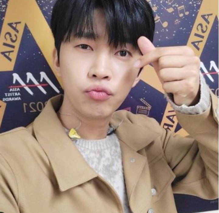 임영웅-손가락하트-트렌치코트