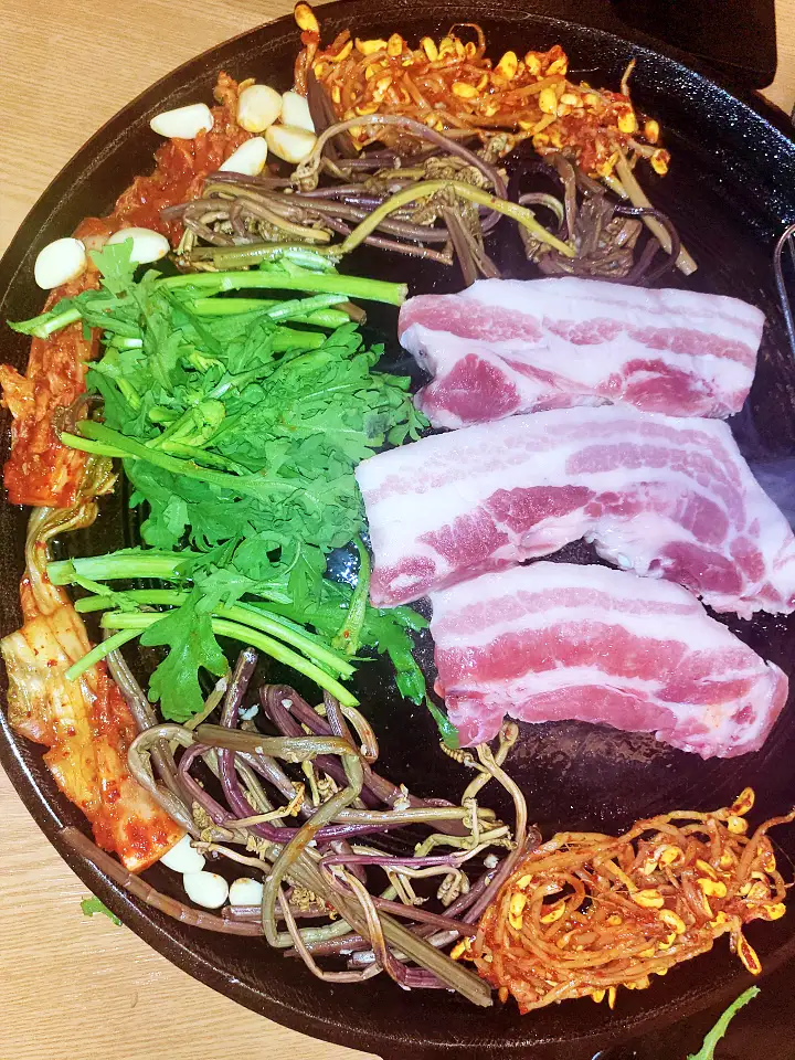 생생정보 묵은지 관자 돼지 삼합 솥뚜껑에 구운 흑돼지 맛집