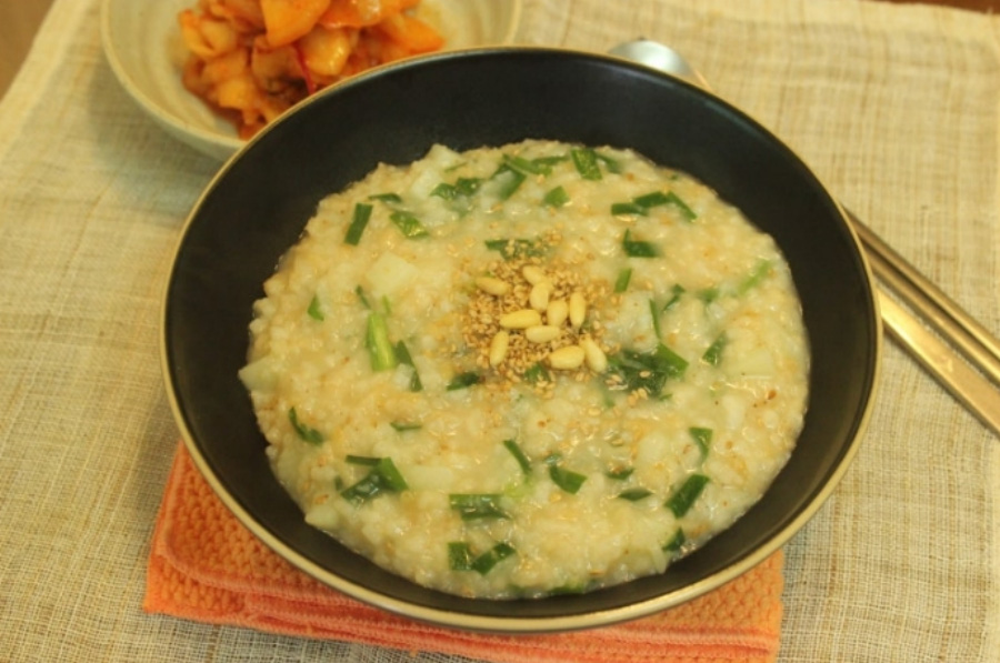 야생에서 채취를 한 부추를 깨끗하게 세척을 한 후에 잘게 썰은 것을 쌀과 함께 넣고 끓여서 만든 부추죽을 찍은 사진