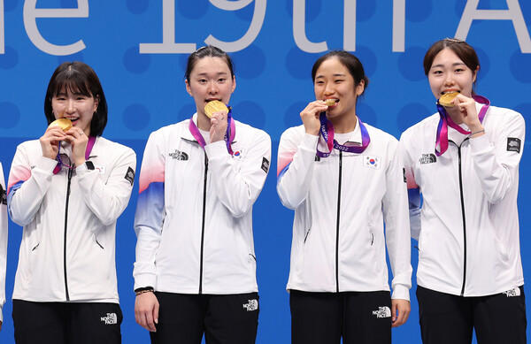 배드민턴 여자 단체전 금메달 사진