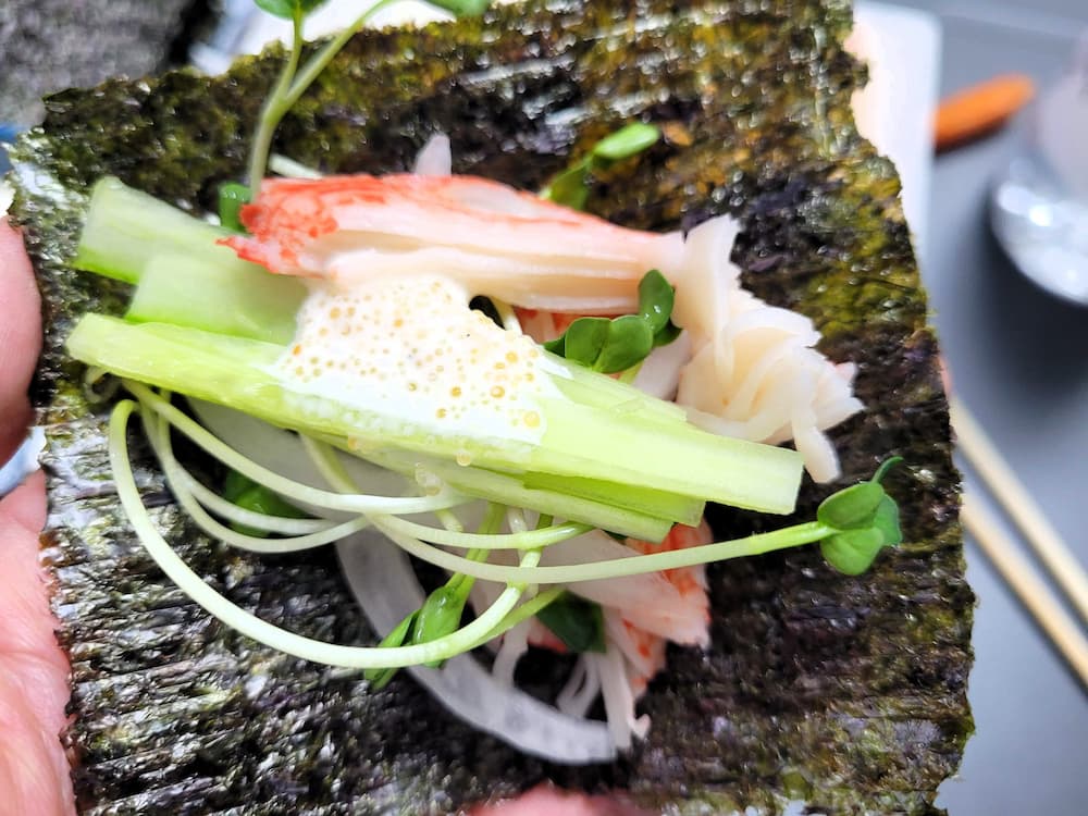 날치알 김쌈 한입으로 싸서 먹는 모습