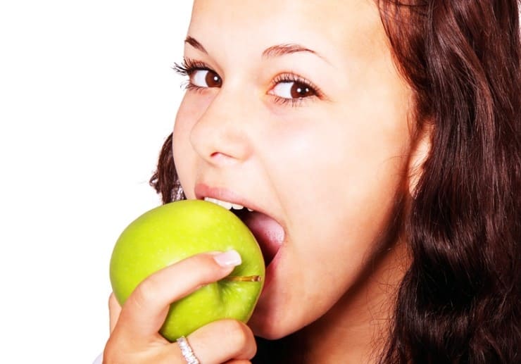 초록색-사과를-맛있게-먹고-있는-소녀