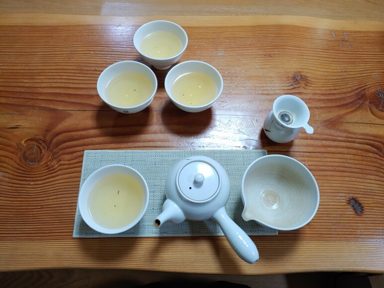 석문호흡 수련을 이야기할 때 선차를 빼놓을 수 없습니다. 신선 선(仙), 차 차(茶)자를 쓰는데, 말 그대로 하면 신선들이 마시는 차가 됩니다.
석문호흡 수련을 하게 되면 호흡을 통해 진기를 만들어 축기 또는 운기를 하게 되는데 평소에 차를 마시는 습관이 수련에 큰 도움이 됩니다.