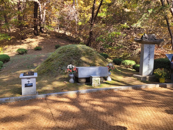 '땀의 순교자', '길 위의 성인'이라는 별명은 가지신, 가경자 최양업 토마스 신부 묘지입니다.