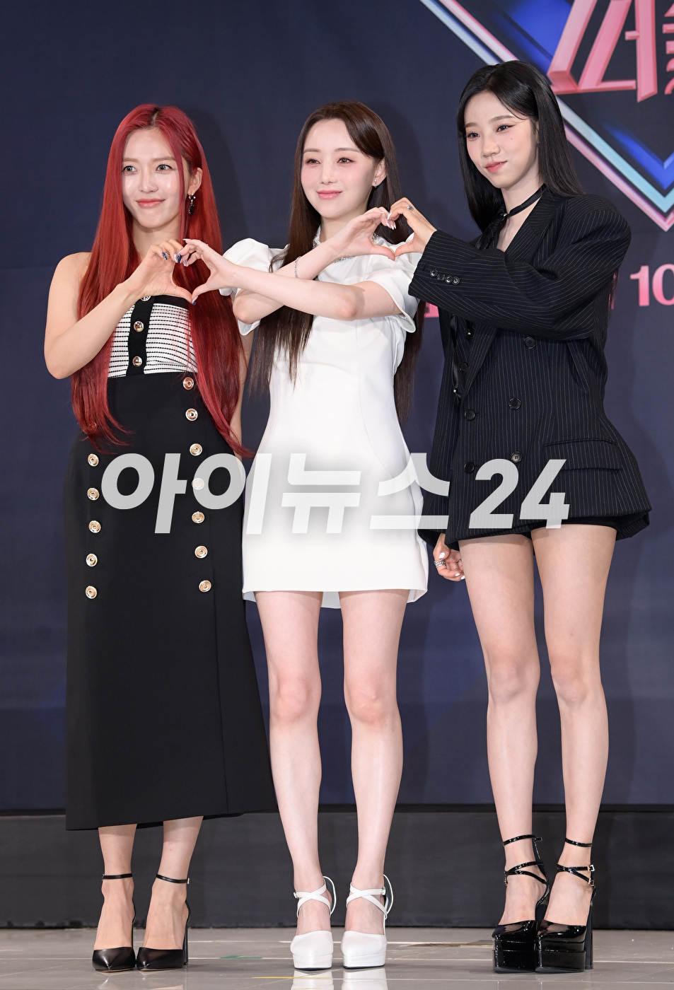 '짬에서 나오는 여유' 도화(AOA 찬미)-케이(러블리즈)-여름(우주소녀)가 13일 오후 서울 종로구 HW컨벤션에서 진행된 Mnet '퀸덤퍼즐' 제작발표회에 참석하고 있다. [사진=정소희 기자]