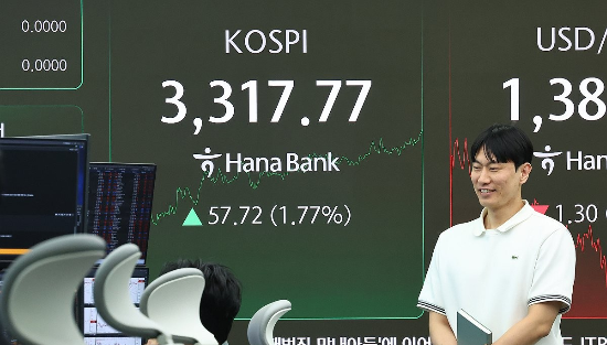 코스피가 장중 사상 최고점인 3316.08(2021년 6월 25일)을 넘어선 10일 서울 중구 하나은행 본점 딜링룸 현황판에 코스피가 표시돼 있다.