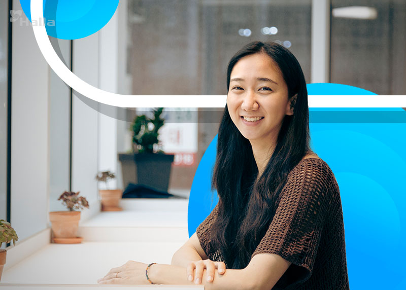 카메라를 보고 환하게 웃는 장한나 작가