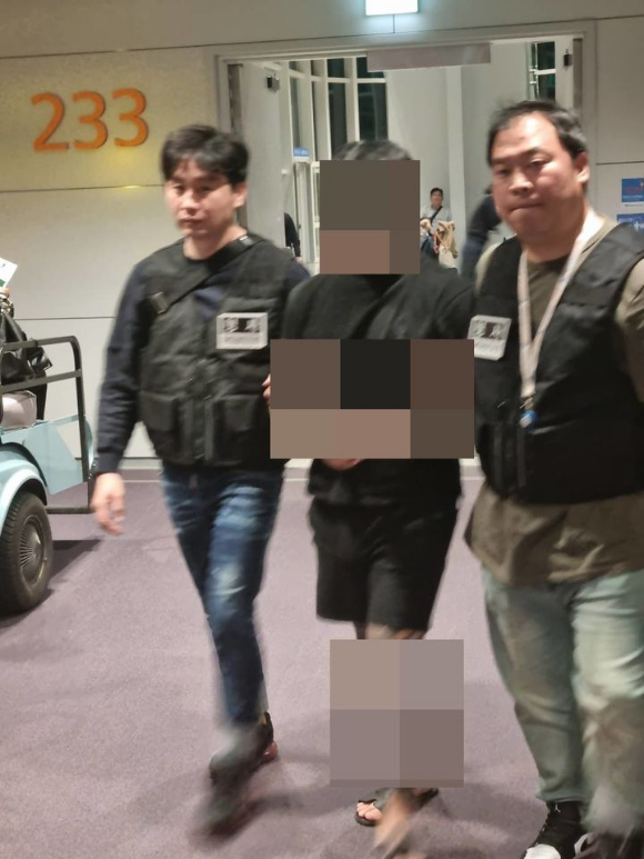 인천국제공항으로 송환된 A씨. [사진=충남경찰서]