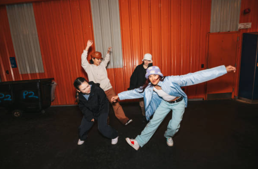 노래에 맞춰 춤추는 젊은 사람들 사진