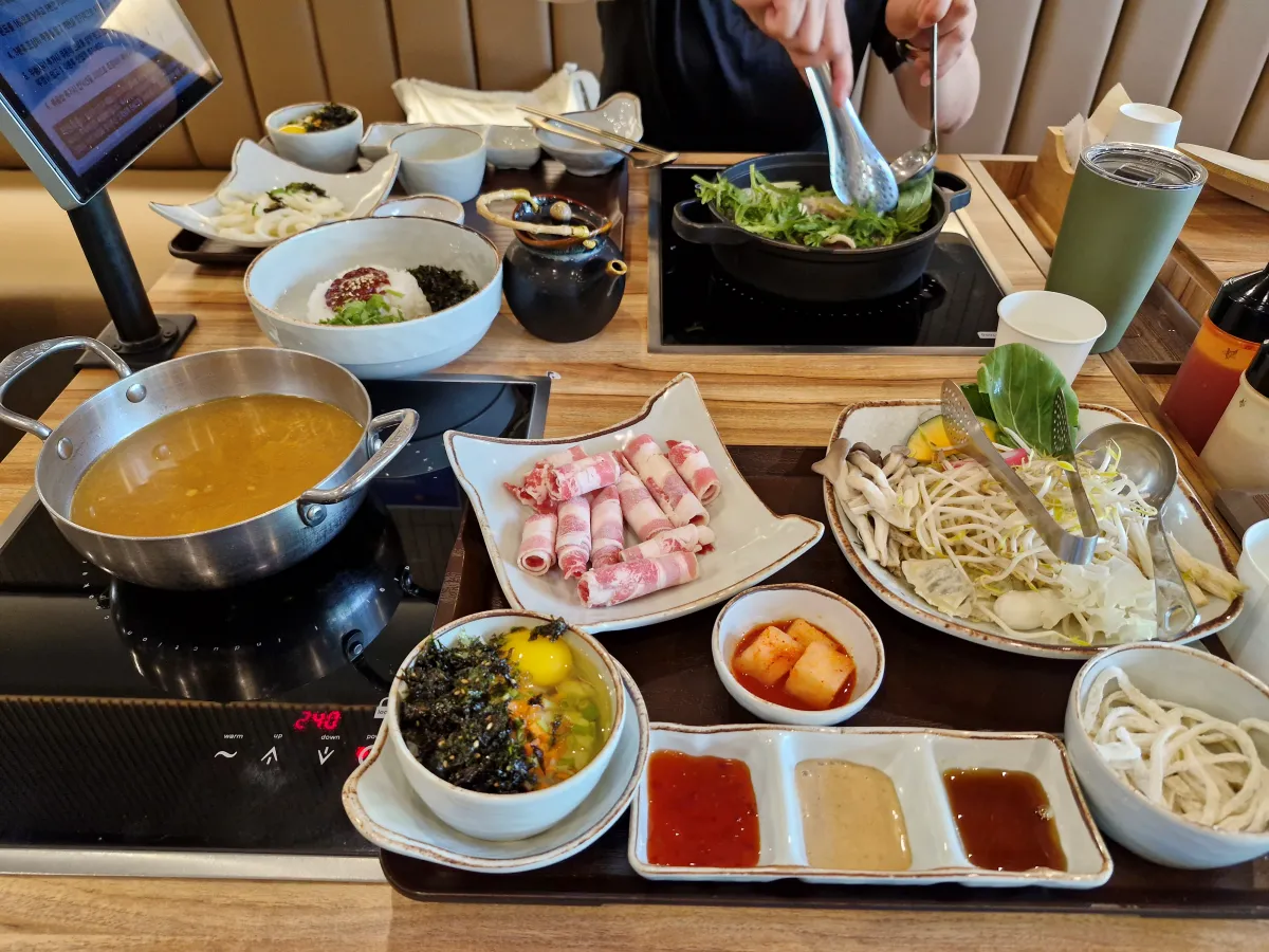알록달록한-샤브샤브가-식탁위에-올려져-있다