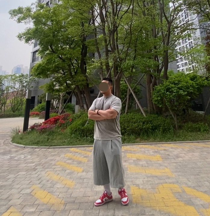 데일리룩('26. 5. 2.)크림소다랩 스톤워싱 피그먼트 티셔츠, 무신사스탠다드롱 버뮤다 와이드 스웨트 팬츠, 나이키 삭스 양말, 나이키 덩크 로우 레트로 화이트 유니버시티 레드