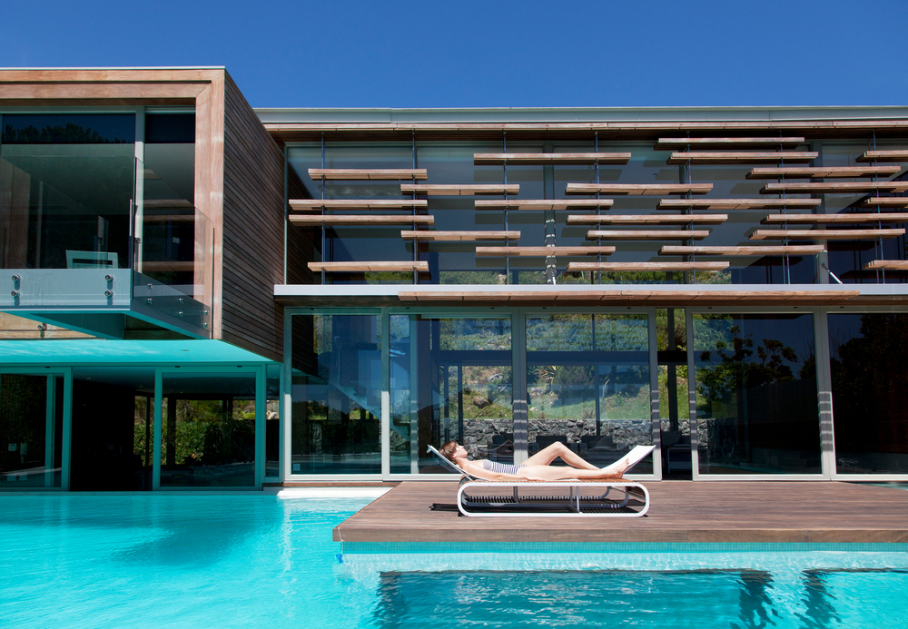 제로에너지건축물은 에너지 소비를 최소화하는 패시브 설계기법과 함께 태양광, 지열 등 신재생에너지 생산 시스템을 활용해 필요한 에너지를 자체 생산하는 건축물을 뜻합니다.