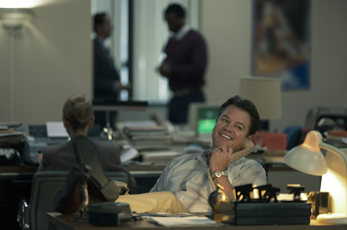 전화를받고있는맷데이먼