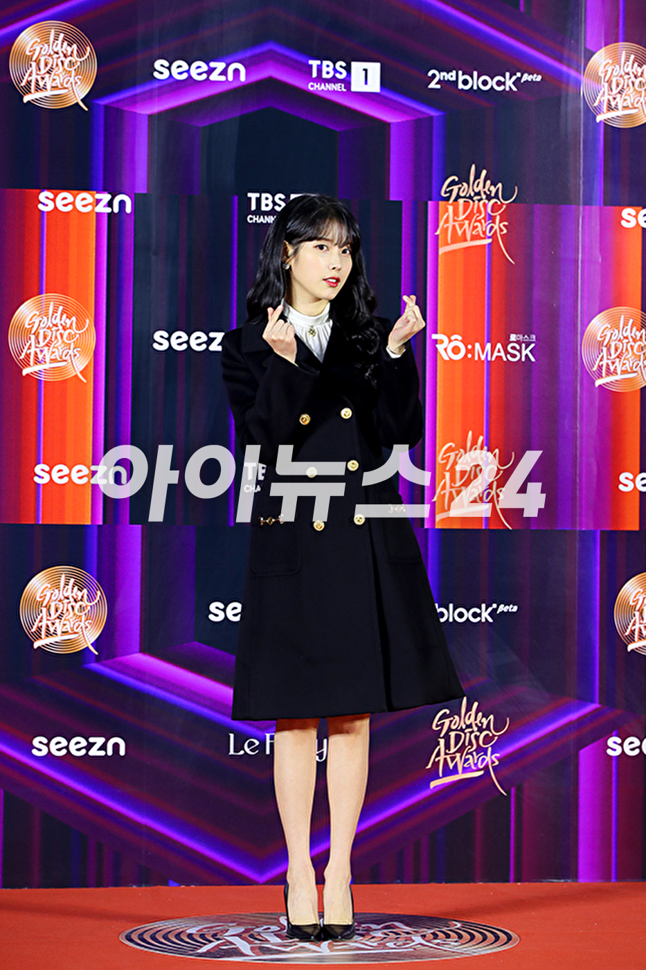 가수 아이유가 8일 오후 서울 고척 스카이돔에서 진행된 '36회 골든디스크 어워즈' 레드카펫 행사에 MC로 참석해 포즈를 취하고 있다. [사진=골든디스크 어워즈 사무국]