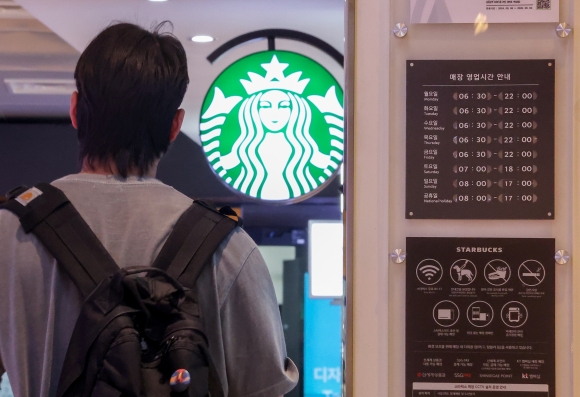 12일 서울 시내 한 스타벅스 매장에 영업시간 안내문이 놓여 있다.