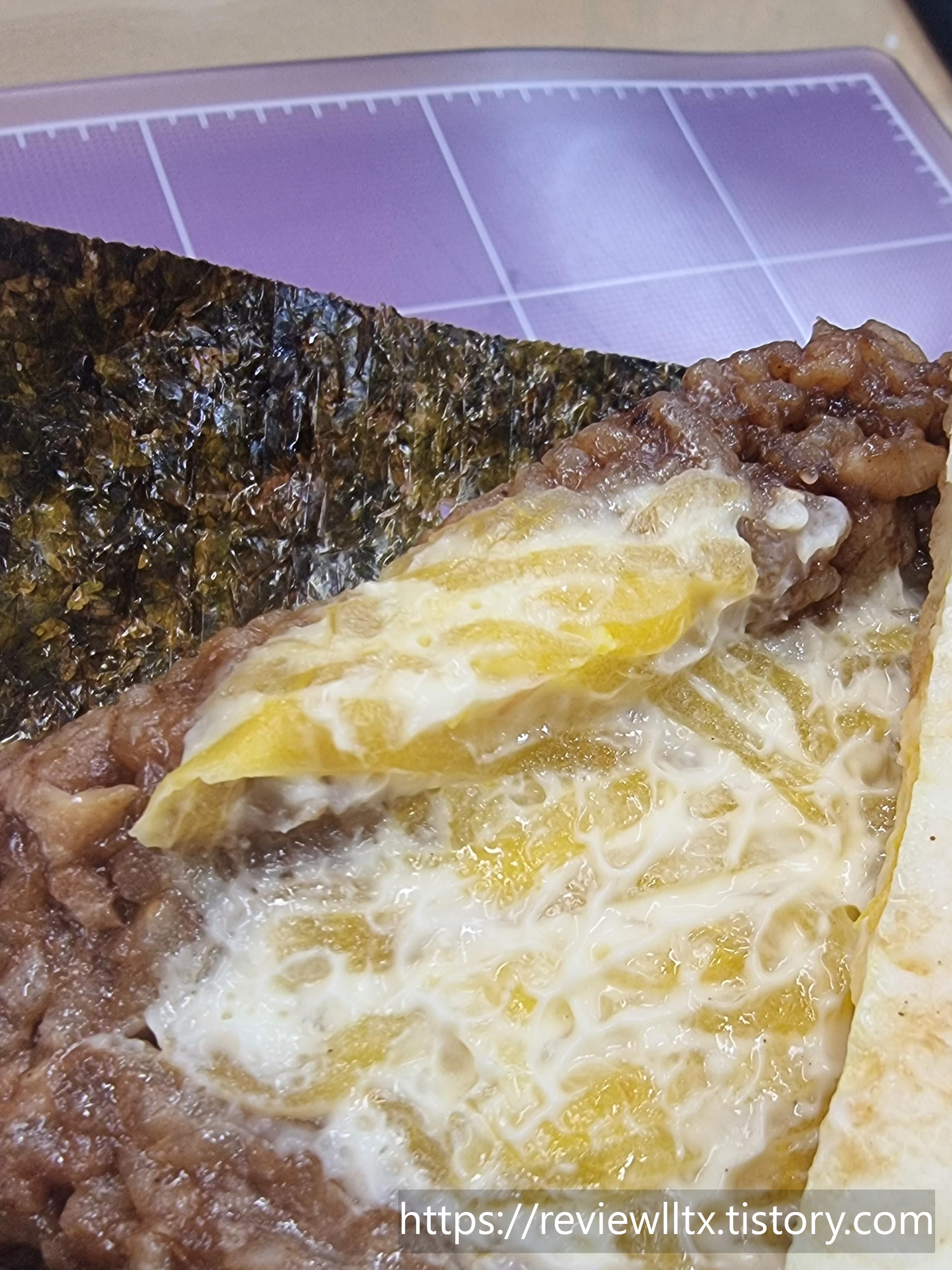 계란을 걷어내고 단무지 마요를 보여주는 사진