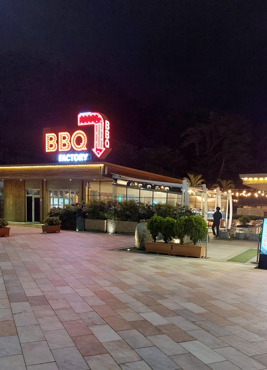 지하1층 산토리니 광장 반대편을 보면, 바베큐 팩토리 매장이 있습니다. 여기선 저녁을 먹으면 딱 좋아요!