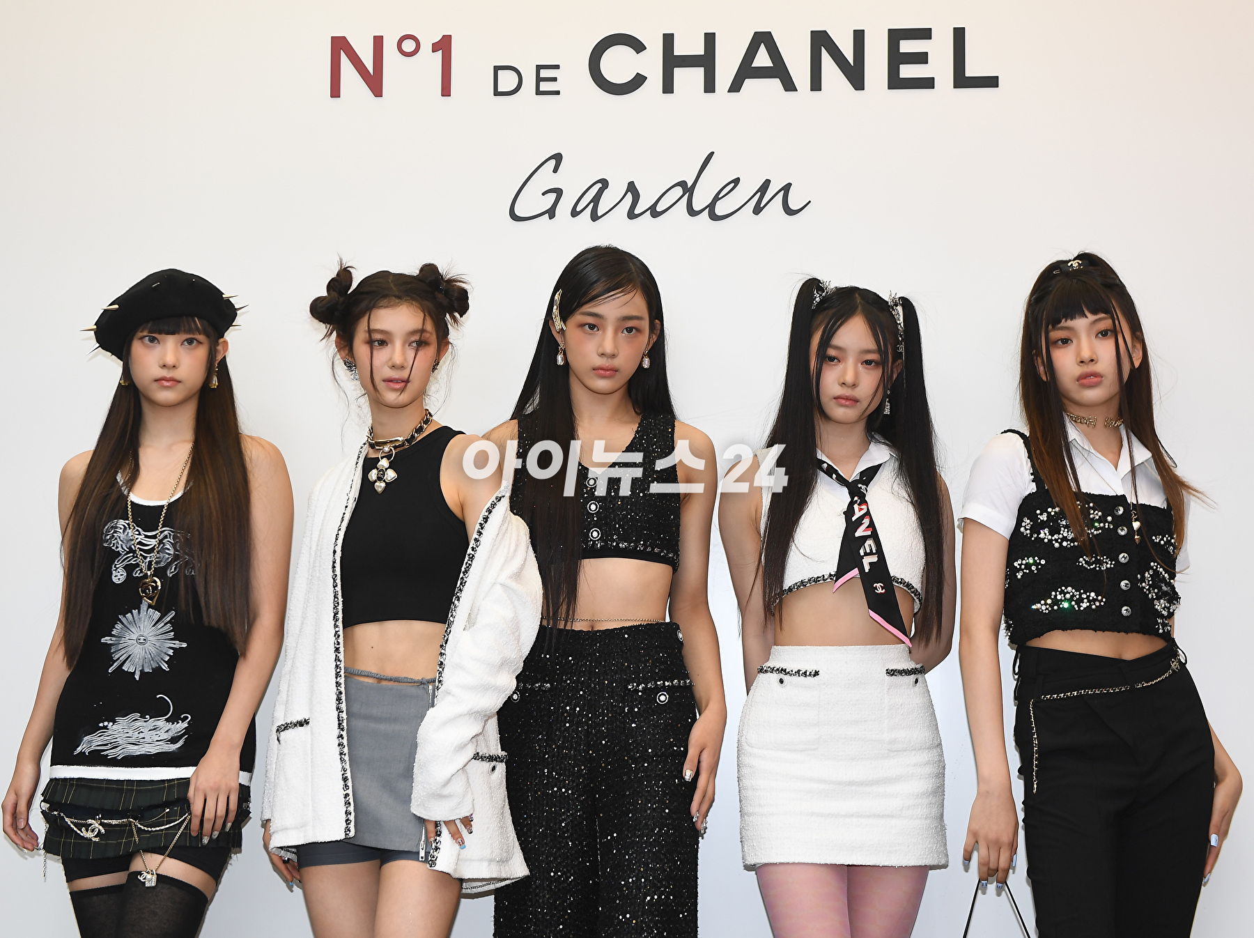 그룹 뉴진스(왼쪽부터 해린, 다니엘, 민지, 하니, 혜인)가 2일 오후 서울 성동구 성수동에서 진행된 샤넬 뷰티 N&deg;1 DE CHANEL GARDEN 오픈 기념 포토행사에 참석하고 있다. [사진=정소희 기자]