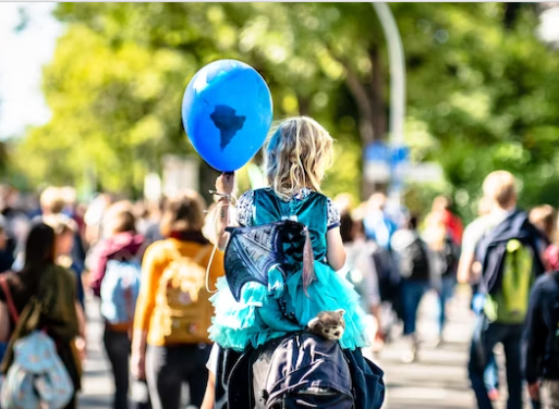 풍선을-들고-자신의-의사를-표시하고-있다