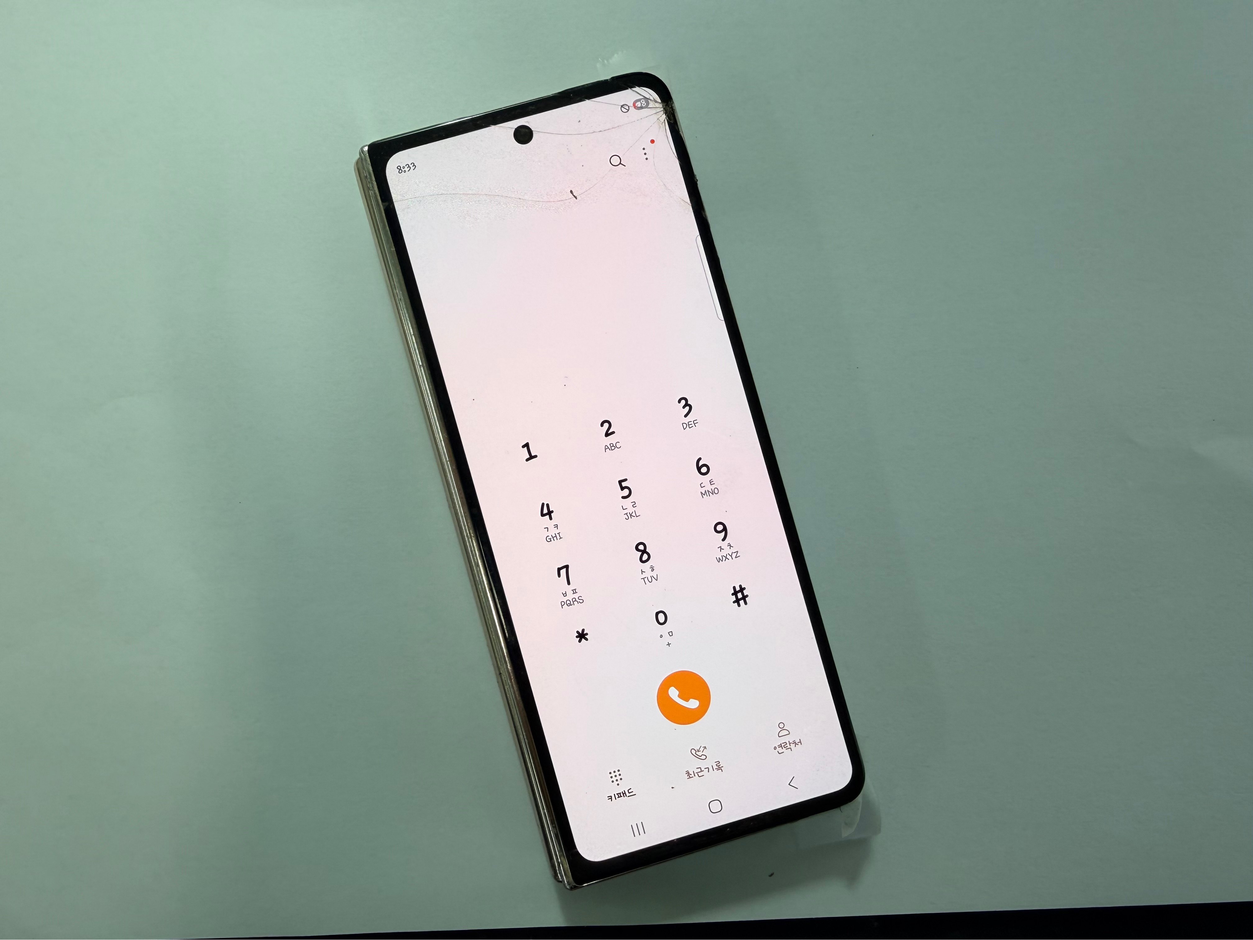 갤럭시Z폴드4 외부유리(서브액정) 깨진 이미지