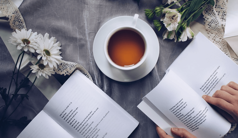허브차의 종류 캐모차일 차를 놓아두고 독서를 하고 있다