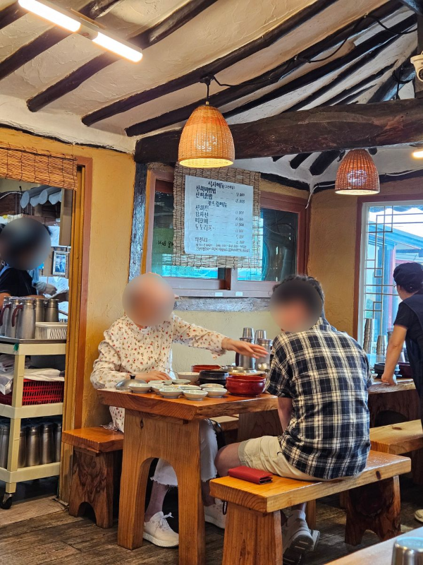 마니산산채 식사하는 손님들