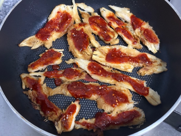 빨간 양념 바른 후 굽기