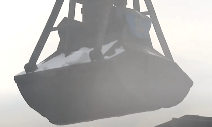 요소수 생산 재료 이동 장면