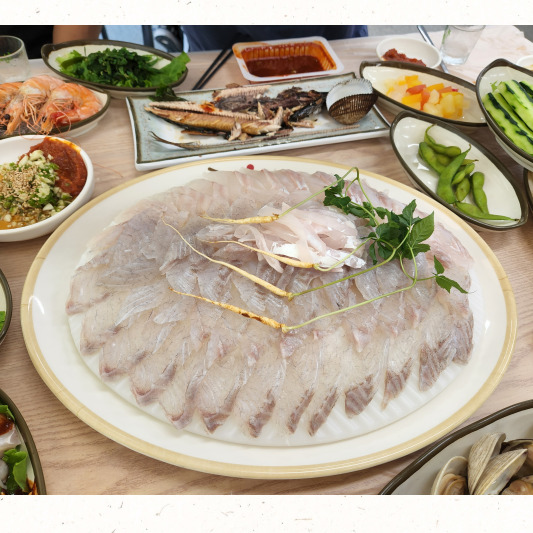 민어 머리와 회 세트 구성