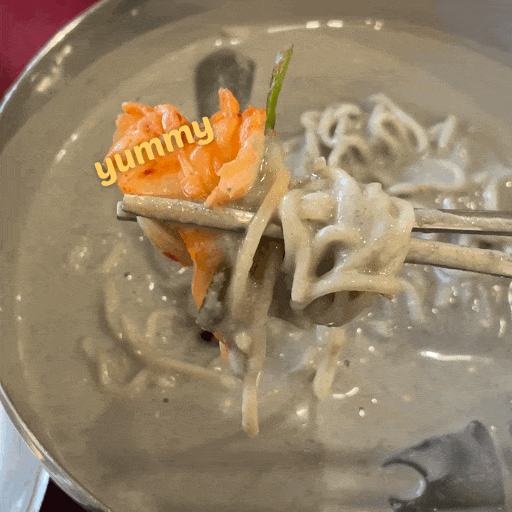 듬북담북의 서리태콩국수