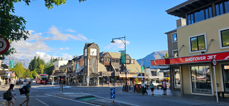 뉴질랜드 퀸스타운 시내(하늘과 거리와 나즈막한 건물들)