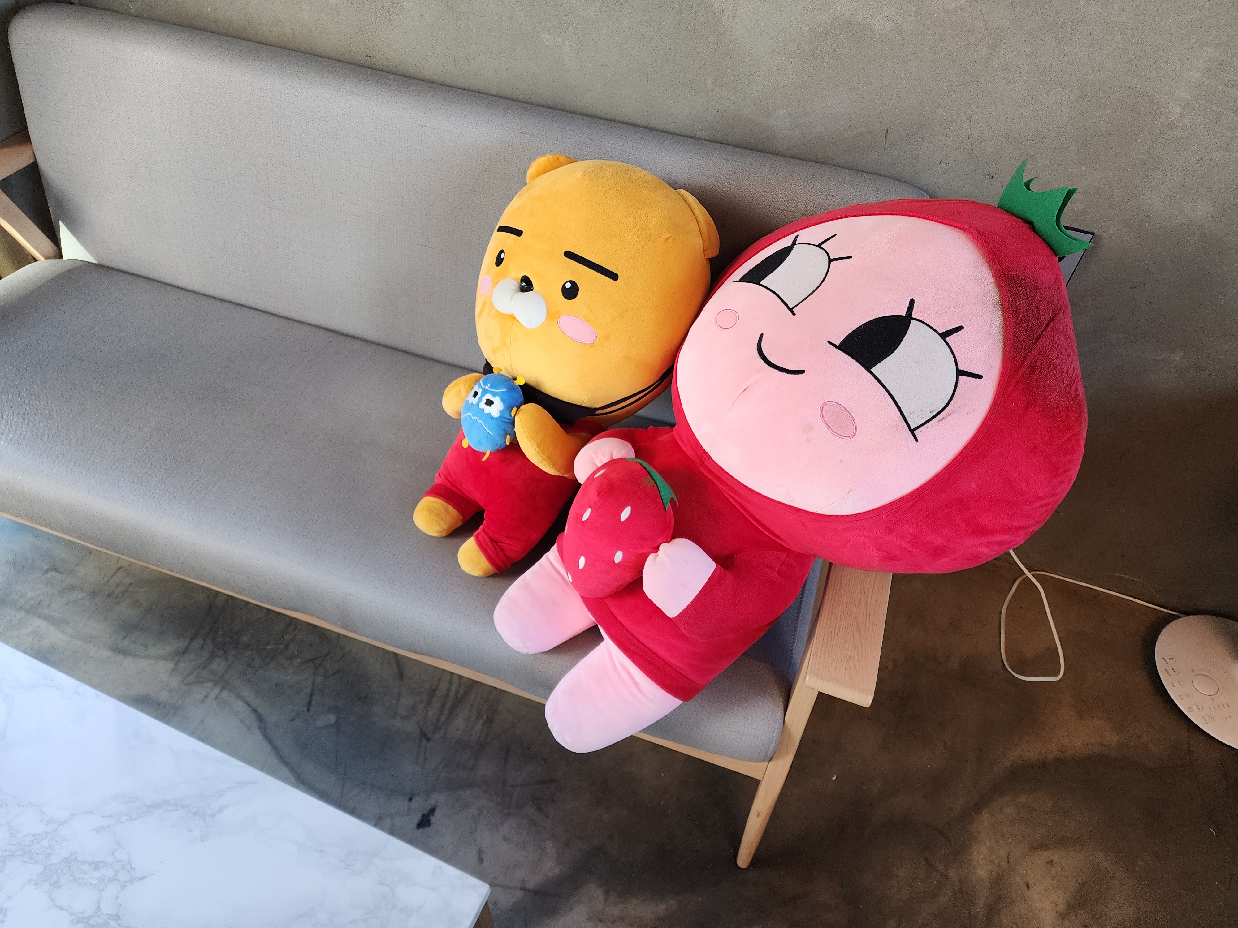 의자 위 카카오 인형