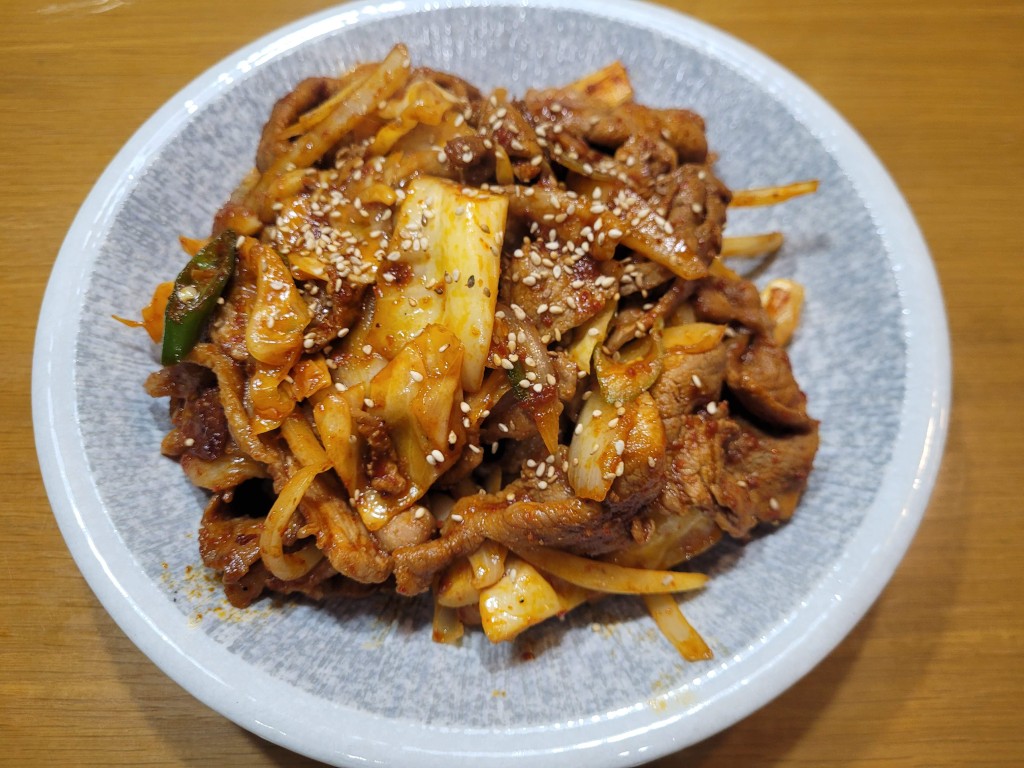 10분 완성 제육볶음 완성 사진 양파와 양배추 넣은 집밥 레시피