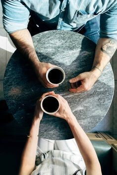 아버지와둥근-탁자에-앉아--차를-마시며-진지하게-대화하는-장면