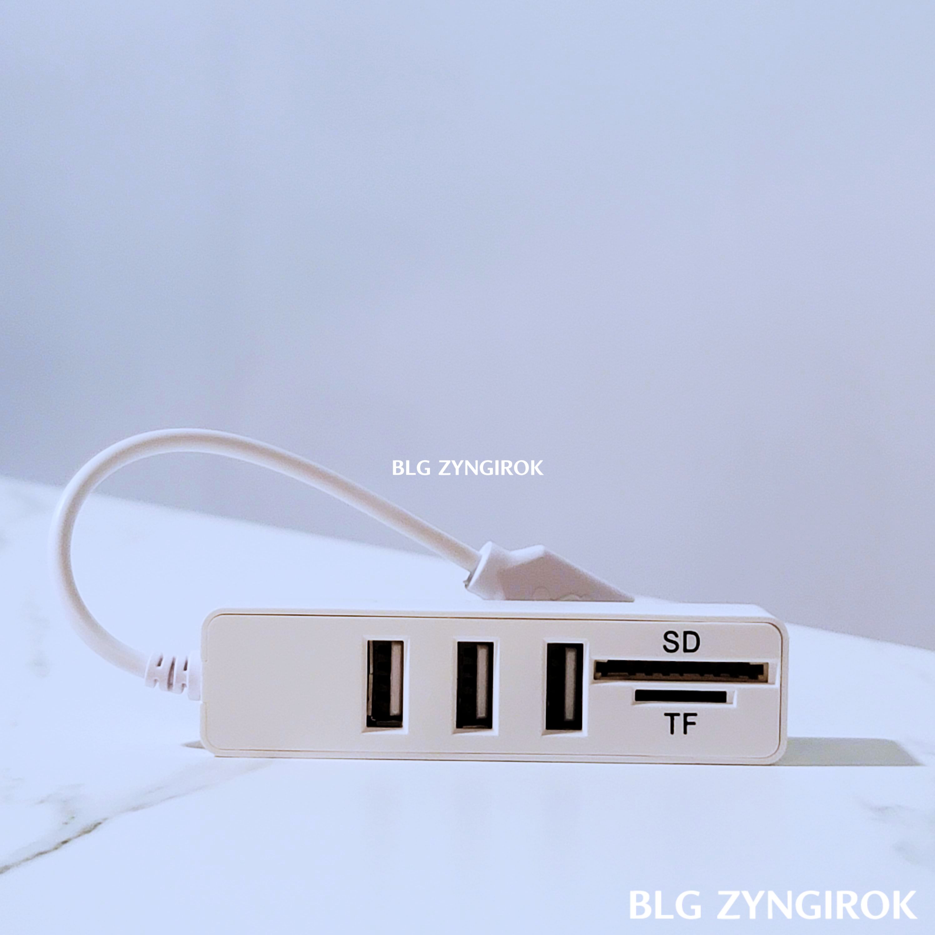 usb-허브가-테이블-위에-세워져-있다.