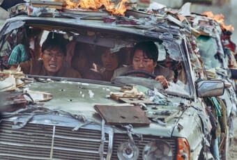 영화 모가디슈에서 등장인물들이 불붙은 차량을 몰며 탈출하는 장면
