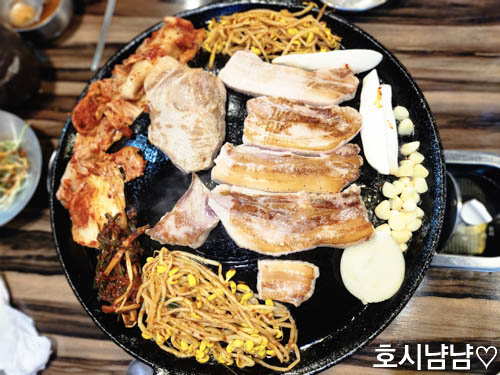 하남 고구려삼겹살 솥뚜껑에서 노릇하게 익어가는 삼겹살